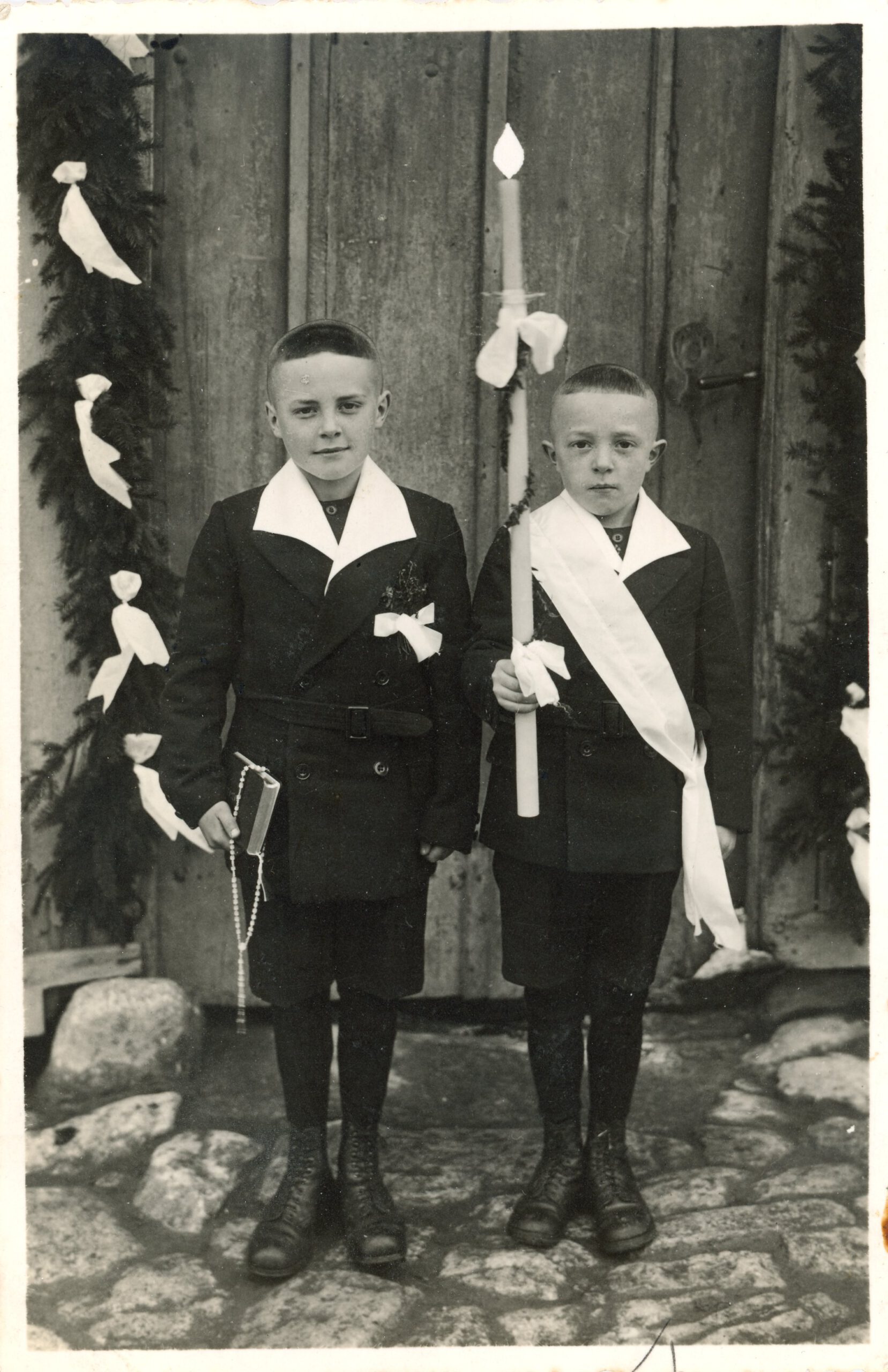 Karl als Kommunionkind mit Bruder Hubert als Kerzenträger